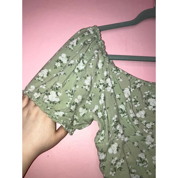 Hollister green dainty floral poofy sleeve size medium - Picture 2 of 4